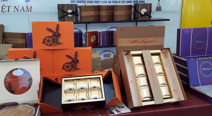 Nhằm k&iacute;ch th&iacute;ch người mua, ngo&agrave;i đa dạng về mẫu m&atilde;, th&igrave; c&aacute;c h&atilde;ng b&aacute;nh c&ograve;n đưa ra c&aacute;c chương tr&igrave;nh khuyến mại như tặng đ&egrave;n lồng, tặng voucher cho kh&aacute;ch mua b&aacute;nh. Thế nhưng, sức mua năm nay nh&igrave;n chung giảm r&otilde; rệt.