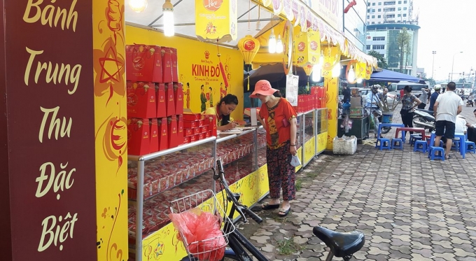 C&ograve;n theo chị Vũ Thị Huệ, nh&acirc;n vi&ecirc;n b&aacute;n h&agrave;ng của h&atilde;ng Kinh Đ&ocirc; cho hay, &ldquo;Ngo&agrave;i những nh&atilde;n hiệu mới mở em kh&ocirc;ng biết, chứ b&aacute;nh của Hữu Nghị hay Kinh Đ&ocirc; đều b&aacute;n được &iacute;t. Mặc d&ugrave; gi&aacute; cả so với c&aacute;c năm kh&ocirc;ng hề tăng, nhưng kh&ocirc;ng hiểu sao năm nay ảm đảm thế&rdquo;.&nbsp;Theo lời giới thiệu của chị Huệ, b&aacute;nh ở đ&acirc;y được ph&acirc;n ra kh&aacute; nhiều loại, ph&ugrave; hợp với t&uacute;i tiền người ti&ecirc;u d&ugrave;ng, loại nhỏ th&igrave; từ 42.000 đến 70.000 đồng/chiếc t&ugrave;y trọng lượng, loại nh&acirc;n b&aacute;nh; loại to gi&aacute; từ 300.000 đến 1,88 triệu đồng/chiếc, nhưng lượng kh&aacute;ch vẫn kh&ocirc;ng nhiều.