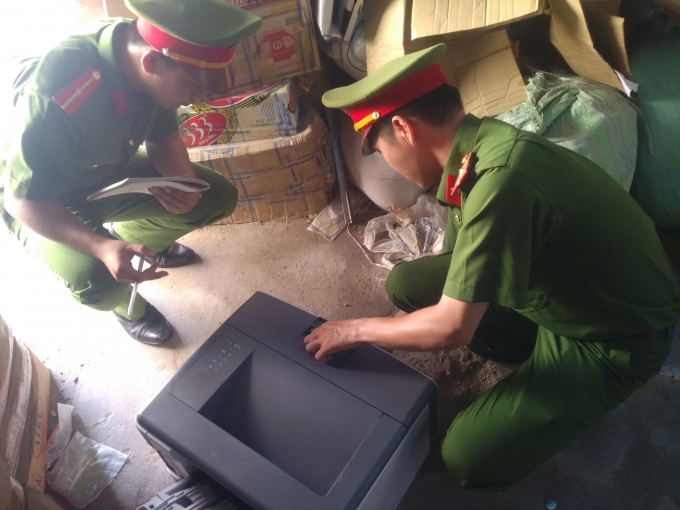 Cơ quan c&ocirc;ng an kiểm tra l&ocirc; h&agrave;ng.&nbsp;