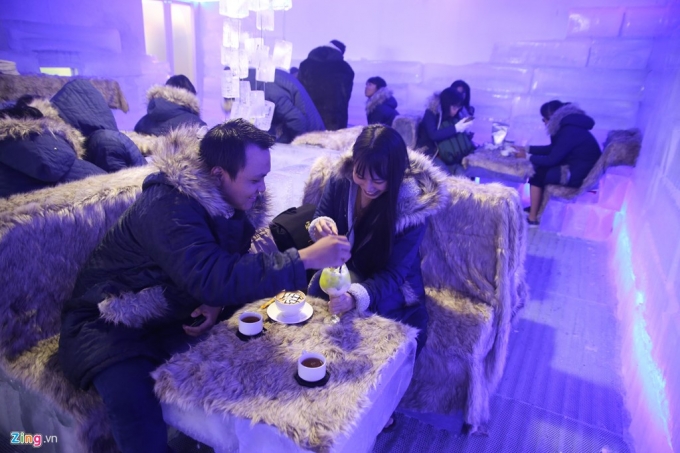 Qu&aacute;n c&agrave; ph&ecirc; l&agrave;m từ băng l&agrave; nơi được nhiều bạn trẻ gh&eacute; qua. Kh&ocirc;ng &iacute;t người lần đầu được uống c&agrave; ph&ecirc; dưới nhiệt độ -10 độ C giữa S&agrave;i G&ograve;n n&oacute;ng bức.