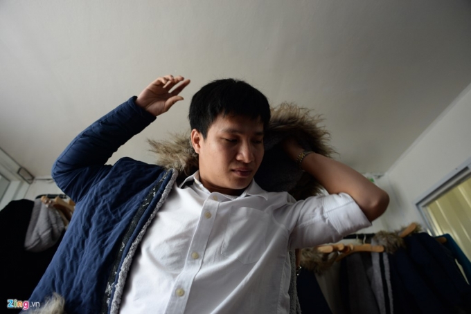 Trước khi v&agrave;o qu&aacute;n, kh&aacute;ch h&agrave;ng được v&agrave;o ph&ograve;ng lạnh 16 độ C để th&iacute;ch ứng với nhiệt độ lạnh, tr&aacute;nh bị sốc. Sau đ&oacute;, họ sẽ được trang bị &aacute;o ấm v&agrave; găng tay chống lạnh để v&agrave;o uống c&agrave; ph&ecirc;.&nbsp;