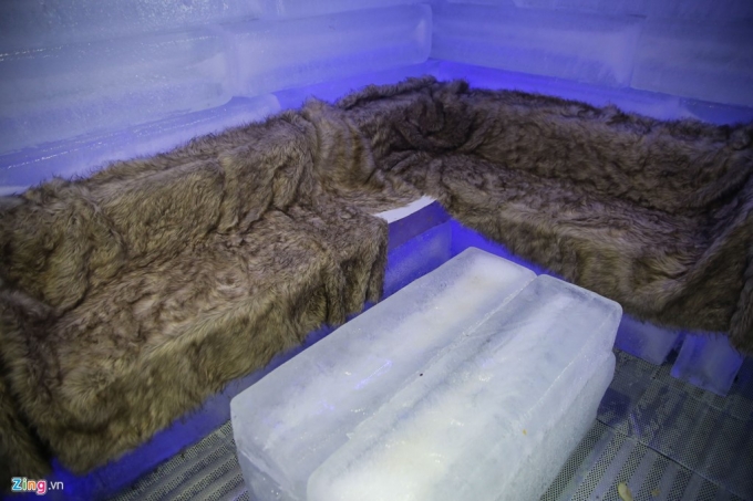 To&agrave;n bộ b&agrave;n đều được l&agrave;m từ băng, một số ghế cũng được l&agrave;m từ băng trải th&ecirc;m miếng nệm l&oacute;t cho kh&aacute;ch ngồi.