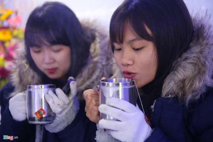 Phần lớn&nbsp;kh&aacute;ch sẽ chọn đồ uống thật ấm.&nbsp;&ldquo;Ch&uacute;ng em biết tới qu&aacute;n n&agrave;y th&ocirc;ng qua mạng x&atilde; hội n&ecirc;n tranh thủ giờ nghỉ trưa chạy ra đ&acirc;y thử cảm gi&aacute;c vừa uống c&agrave; ph&ecirc; vừa run cầm cập&rdquo; - hai bạn trẻ n&agrave;y chia sẻ.&nbsp;