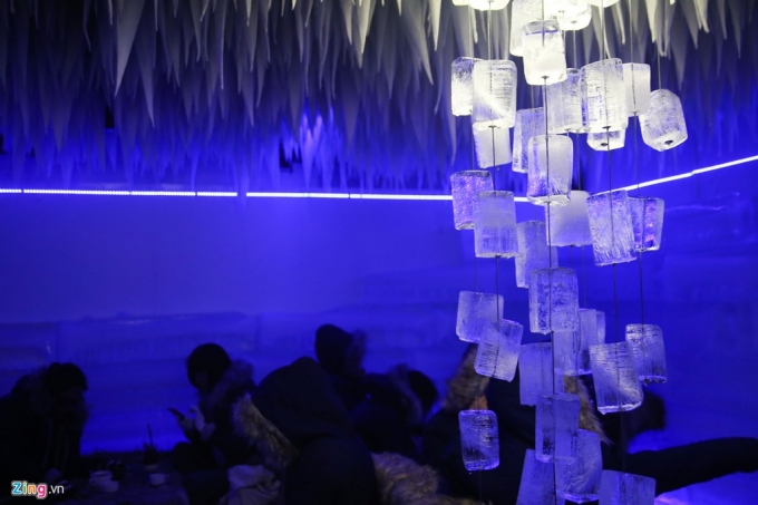 C&aacute;c vật dụng trang tr&iacute; trong qu&aacute;n cũng đều l&agrave;m từ băng c&ugrave;ng &aacute;nh