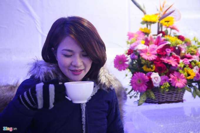 Chị Qu&aacute;ch Thủy (chủ qu&aacute;n) cho hay qu&aacute;n được đầu tư khoảng 2 tỷ đồng v&agrave; mất thời gian hai th&aacute;ng để ho&agrave;n th&agrave;nh. Hệ thống l&agrave;m lạnh b&ecirc;n trong qu&aacute;n c&oacute; thể đảm bảo nhiệt độ -25 độ C.