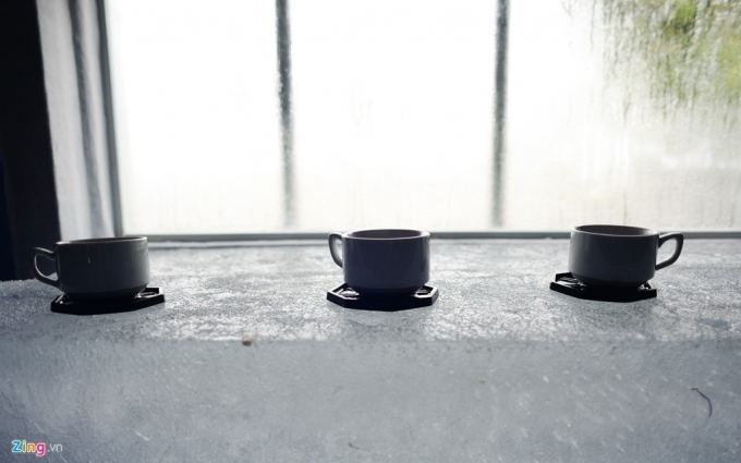 Những chiếc b&agrave;n băng được thiết kế độc đ&aacute;o, c&oacute; hướng nh&igrave;n ra cửa sổ.