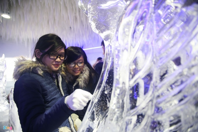 B&ecirc;n trong qu&aacute;n c&agrave; ph&ecirc; băng gi&aacute; c&oacute; thiết kế nhiều m&ocirc; h&igrave;nh bằng băng tạo n&ecirc;n kh&ocirc;ng gian kh&aacute; đẹp.