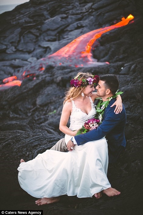 Cặp đ&ocirc;i liều lĩnh chụp ảnh cưới b&ecirc;n d&ograve;ng dung nham n&oacute;ng chảy
