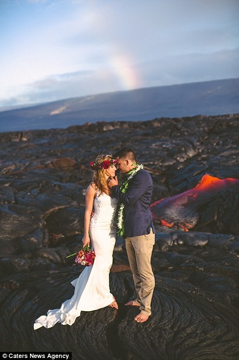 Cặp đ&ocirc;i liều lĩnh chụp ảnh cưới b&ecirc;n d&ograve;ng dung nham n&oacute;ng chảy