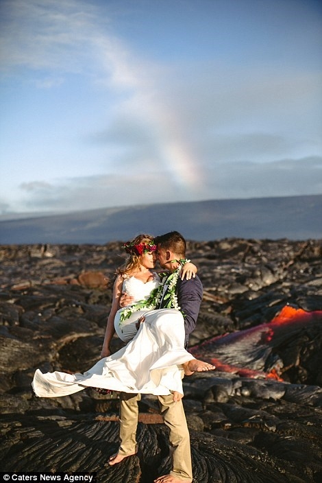 Cặp đ&ocirc;i liều lĩnh chụp ảnh cưới b&ecirc;n d&ograve;ng dung nham n&oacute;ng chảy