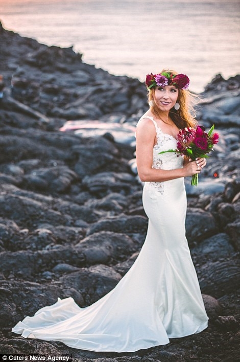 Cặp đ&ocirc;i liều lĩnh chụp ảnh cưới b&ecirc;n d&ograve;ng dung nham n&oacute;ng chảy