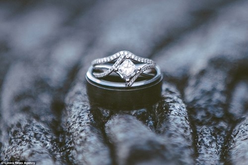 Cặp đ&ocirc;i liều lĩnh chụp ảnh cưới b&ecirc;n d&ograve;ng dung nham n&oacute;ng chảy