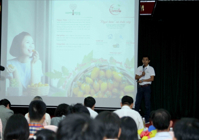 C&aacute;c t&aacute;c giả đang tr&igrave;nh b&agrave;y c&aacute;c dự &aacute;n, năm nay c&aacute;c dự &aacute;n về thực phẩm an to&agrave;n chiếm số lượng lớn.