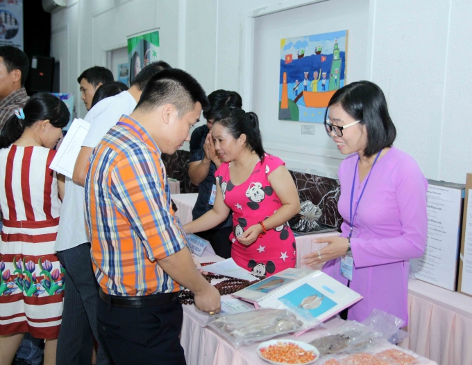 C&aacute;c bạn trẻ giới thiệu dự &aacute;n với kh&aacute;ch tham dự.