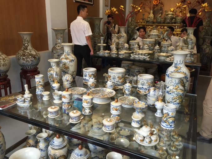 C&aacute;c sản phẩm được b&agrave;y b&aacute;n tại đại l&yacute; ở H&agrave; Đ&ocirc;ng.