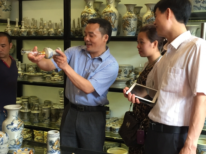 Kh&aacute;ch tham quan gian h&agrave;ng v&agrave; c&aacute;c sản phẩm tại hệ thống mới.