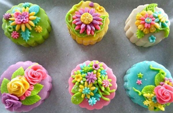 B&aacute;nh trung thu hoa nổi handmade c&oacute; m&agrave;u sắc bắt mắt, họa tiết độc đ&aacute;o.