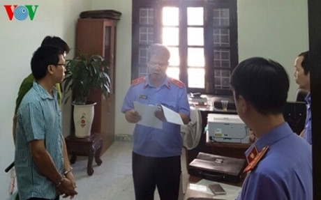 Bắt khẩn cấp một kiểm sát viên ở Khánh Hòa vì nhận hối lộ