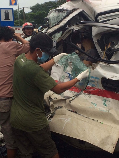 C&aacute;c lực lượng cứu hộ tại hiện trường- Quế H&agrave;