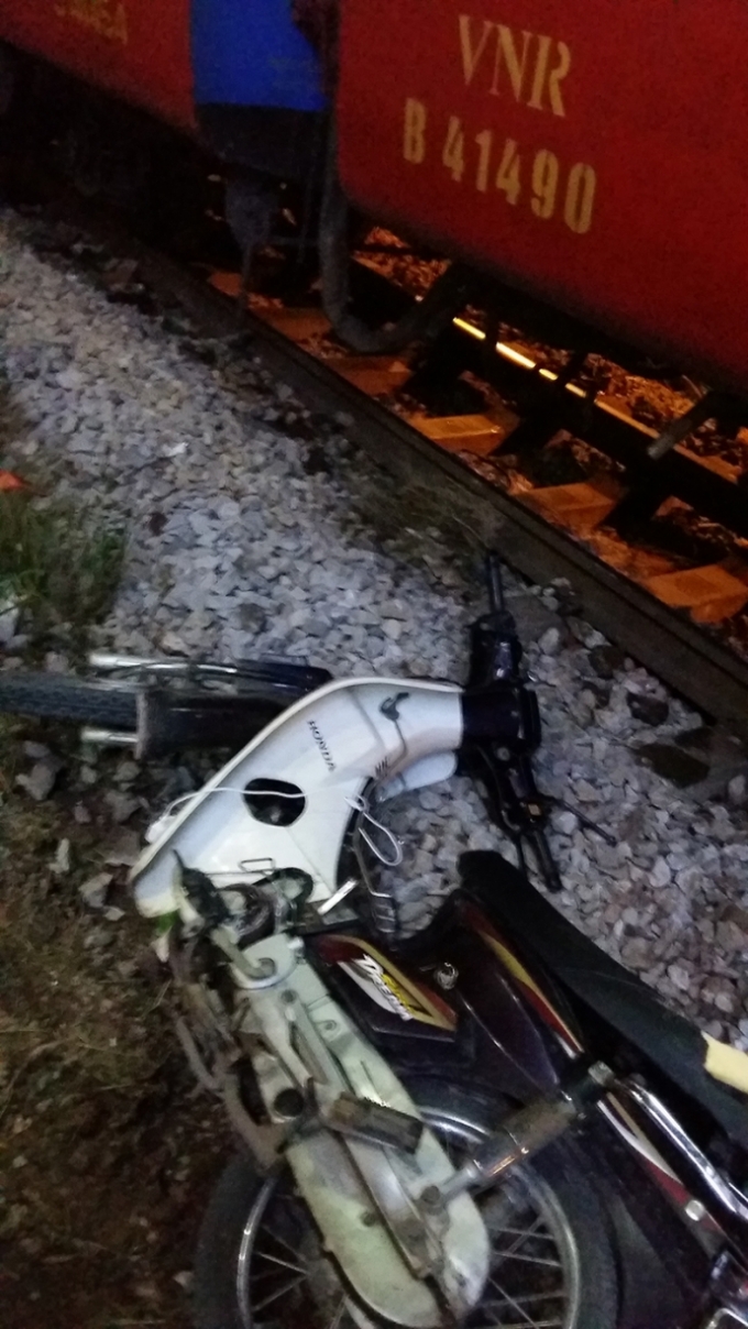 Hiện trường vụ tai nạn, xe m&aacute;y bắn ra khỏi đường ray t&agrave;u bị hư hỏng nặng.