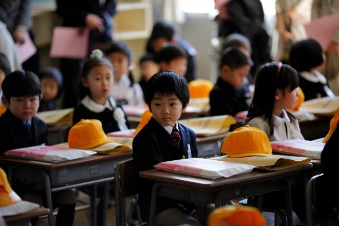 &ldquo;Ti&ecirc;n học lễ, hậu học văn&rdquo;  Ở Nhật Bản, học sinh kh&ocirc;ng phải trải qua kỳ thi n&agrave;o cho đến khi l&ecirc;n lớp 4 (10 tuổi). C&aacute;c em chỉ l&agrave;m những b&agrave;i kiểm tra nhỏ. Quốc gia n&agrave;y tin rằng mục ti&ecirc;u của 3 năm đầu ti&ecirc;n kh&ocirc;ng phải đ&aacute;nh gi&aacute; tr&igrave;nh độ kiến thức của c&aacute;c em m&agrave; l&agrave; h&igrave;nh th&agrave;nh những quy chuẩn về h&agrave;nh vi v&agrave; ph&aacute;t triển t&iacute;nh c&aacute;ch.  Học sinh được dạy c&aacute;ch t&ocirc;n trọng người kh&aacute;c, đối xử nhẹ nh&agrave;ng với động vật v&agrave; thi&ecirc;n nhi&ecirc;n. Rộng lượng, từ bi v&agrave; đồng cảm l&agrave; những phẩm chất được định hướng cho trẻ em Nhật Bản. B&ecirc;n cạnh đ&oacute;, c&aacute;c em cũng cần học t&iacute;nh can đảm, tự chủ v&agrave; c&ocirc;ng bằng. Ảnh:&nbsp;Reuters