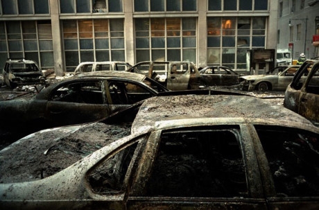 Tro bụi b&aacute;m th&agrave;nh một lớp d&agrave;y cộm tr&ecirc;n c&aacute;c con phố gần WTC.