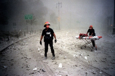 Hai người l&iacute;nh cứu hỏa đeo mặt nạ hiện diện gần khu t&ograve;a th&aacute;p ph&iacute;a bắc đổ sập trong ng&agrave;y định mệnh c&aacute;ch đ&acirc;y 15 năm.