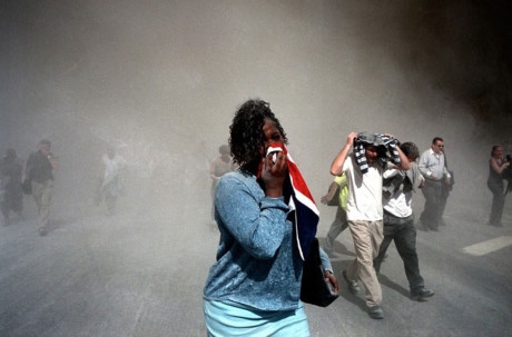 Người phụ nữ bịt k&iacute;n mũi để bảo vệ m&igrave;nh trước đ&aacute;m tro bụi k&iacute;n đặc sau khi 2 t&ograve;a th&aacute;p sụp đổ.