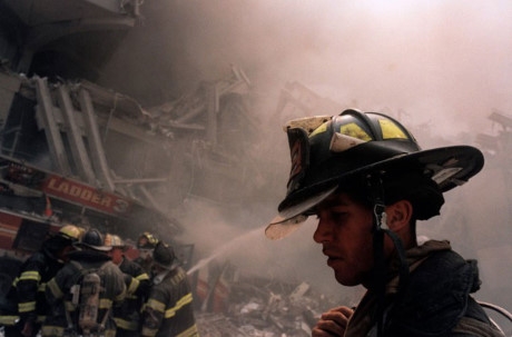 Những người l&iacute;nh cứu hỏa tới hiện trường ở New York ng&agrave;y 11/9/2001.