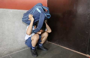 Bắt học sinh uống... nước tiểu của thầy giáo