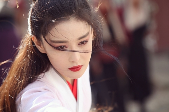 Trương H&igrave;nh Dư sinh năm 1987, gương mặt c&ocirc; được đ&aacute;nh gi&aacute; l&agrave; ph&ugrave; hợp với d&ograve;ng phim cổ trang.