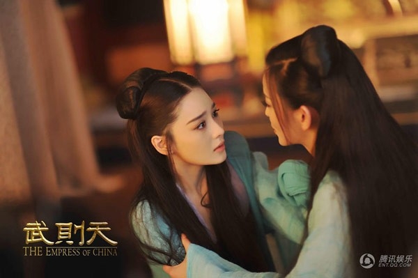 C&ocirc; đảm nhiệm vai Ti&ecirc;u Thục Phi trong V&otilde; Tắc Thi&ecirc;n đ&oacute;ng c&ugrave;ng với Phạm Băng Băng.