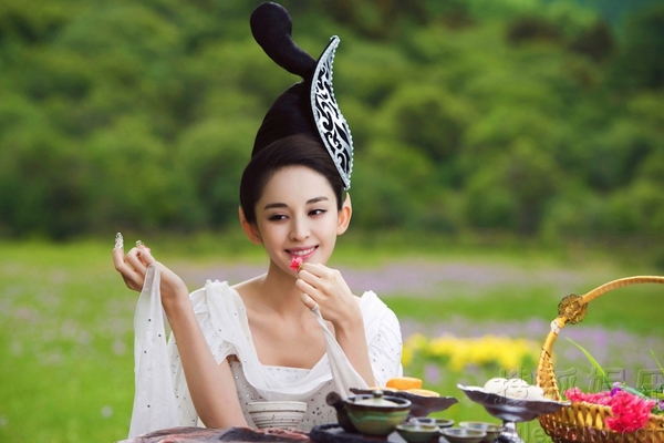 Cổ Lực Na Tr&aacute;t xinh đẹp trong Thanh kh&acirc;u hồ truyền thuyết.