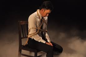 Ng&acirc;n lấy d&acirc;y buộc xuồng đưa cho cậu ruột tr&oacute;i ch&acirc;n tay của bố m&igrave;nh. H&igrave;nh minh họa