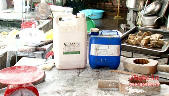 Nguy&ecirc;n liệu l&agrave;m b&aacute;nh trung thu b&agrave;y la liệt kh&ocirc;ng đảm bảo vệ sinh. Ảnh: B&aacute;o Nghệ An