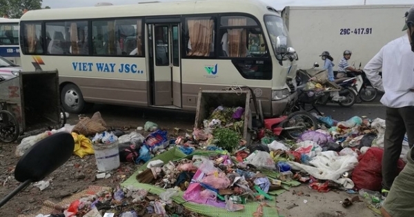 Hà Nội: Xe khách đâm liên hoàn xe máy, xe rác nhiều người bị thương