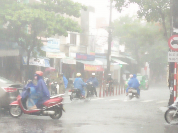 Mưa lớn khiến c&aacute;c phương tiện lưu th&ocirc;ng tr&ecirc;n đường gặp nhiều kh&oacute; khăn.