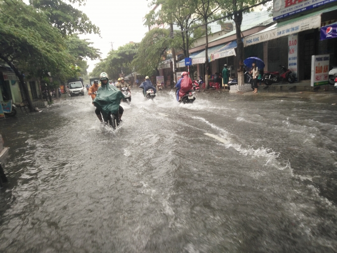 Nhiều đoạn đường bị ngập nước, s&oacute;ng đ&aacute;nh mạnh g&acirc;y nguy hiểm cho c&aacute;c phương tiện giao th&ocirc;ng.