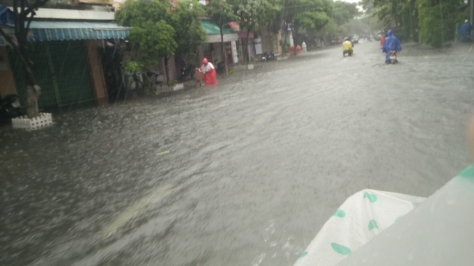 &nbsp;Đường phố biến th&agrave;nh s&ocirc;ng.