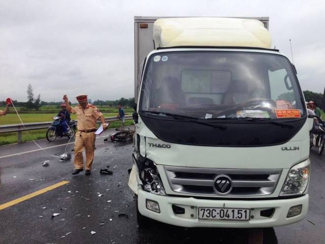 Xe tải BKS 73C - 04151 va chạm mạnh với xe m&aacute;y ngược chiều khiến hai người tử vong.