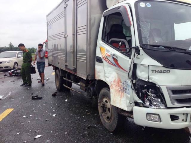 Tại hiện trường, c&uacute; va chạm kh&aacute; mạnh khiến xe tải bị hư hỏng nặng phần cửa phụ v&agrave; đ&egrave;n.
