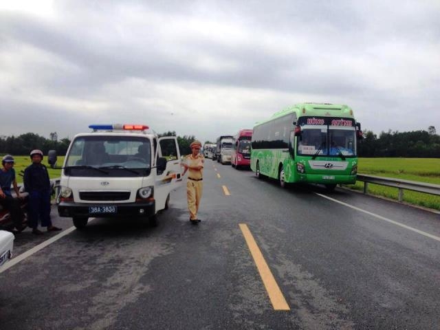 Vụ tai nạn đ&atilde; khiến c&aacute;c phương tiện giao th&ocirc;ng bị dồn ứ h&agrave;ng km, lực lượng chức năng rất vất vả để điều tiết, ph&acirc;n luồng giao th&ocirc;ng.