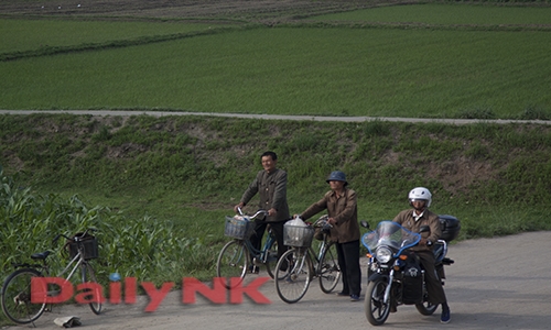 Do điện thường xuy&ecirc;n bị cắt, xe đạp l&agrave; phương tiện ch&iacute;nh để người d&acirc;n đi lại. Hầu hết mọi thứ đều được vận chuyển bằng xe đạp.