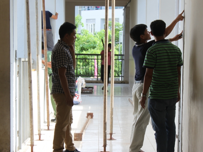 3. &Ocirc;ng B&ugrave;i Qu&yacute; Hiệp - Gi&aacute;m đốc BQL Dự &aacute;n Văn Ph&uacute; trực tiếp tham gia chỉ đạo hỗ trợ &nbsp;sửa chữa.