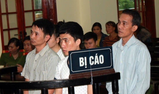 C&aacute;c bị c&aacute;o tại phi&ecirc;n t&ograve;a. Ảnh: b&aacute;o Nghệ An