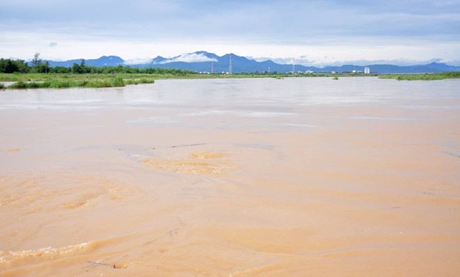 Do ảnh hưởng b&atilde;o số 4, mưa lớn k&eacute;o d&agrave;i khiến nước lũ d&acirc;ng cao tr&agrave;n về tr&ecirc;n c&aacute;c d&ograve;ng s&ocirc;ng ở Quảng Ng&atilde;i.&nbsp;Minh Ho&agrave;ng.