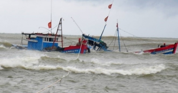 Bão số 4 đánh chìm 4 tàu, 13 thuyền viên rơi xuống biển