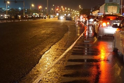 Sự việc xảy ra v&agrave;o tối 12/9 tại dự &aacute;n x&acirc;y dựng cầu vượt n&uacute;t giao Cổ Linh &ndash; Cầu Vĩnh Tuy tại quận Long Bi&ecirc;n &ndash; H&agrave; Nội.                Nh&agrave; thầu thảm mặt đường khi trời vừa mưa xong, nước c&ograve;n đọng nhiều tr&ecirc;n đường.                Hiện trường cho thấy nhiều dấu hiệu cẩu thả, sai quy tr&igrave;nh thi c&ocirc;ng. Trong đ&oacute;, c&aacute;c quy tr&igrave;nh hiện h&agrave;nh bắt buộc giữ nhiệt độ cấp phối nhựa đường khi thảm ở mức cao (bắt buộc kết th&uacute;c lu mặt đường khi nhiệt độ mặt đường tối thiểu l&agrave; 70 độ C). Tuy nhi&ecirc;n, nh&agrave; thầu cho xe lu đi v&agrave;o c&aacute;c vũng nước sau đ&oacute; lại lu lại tr&ecirc;n nền mặt nhựa đường n&oacute;ng.                C&ocirc;ng nh&acirc;n d&ugrave;ng xẻng để trải nhựa tr&ecirc;n mặt đường - một quy tr&igrave;nh hiếm c&oacute; trong c&ocirc;ng nghệ l&agrave;m đường hiện nay.                M&aacute;y m&oacute;c tại c&ocirc;ng trường ghi đơn vị thi c&ocirc;ng l&agrave; c&ocirc;ng ty cổ phần c&ocirc;ng tr&igrave;nh giao th&ocirc;ng Hải Dương.                Tại hiện trường một kỹ sư tại đ&acirc;y cho biết Ban Quản l&yacute; dự &aacute;n Giao th&ocirc;ng 3, thuộc Sở GTVT đang l&agrave; đơn vị trực tiếp quản l&yacute; dự &aacute;n.                  &nbsp;                  N&uacute;t giao Cổ linh &ndash; Cầu Vĩnh Tuy khởi c&ocirc;ng s&aacute;ng 30/7/2016 l&agrave; 1 trong 8 c&ocirc;ng tr&igrave;nh giao th&ocirc;ng cấp b&aacute;ch nhằm giải quyết t&igrave;nh trạng &ugrave;n tắc giao th&ocirc;ng, đảm bảo ATGT tr&ecirc;n địa b&agrave;n TP H&agrave; Nội. Quy m&ocirc; dự &aacute;n bao gồm x&acirc;y dựng cầu vượt trực th&ocirc;ng theo hướng Cổ Linh bằng kết cấu th&eacute;p, m&oacute;ng cọc khoan nhồi, bề rộng 12m, d&agrave;nh cho cả xe tải đi qua. Tổng mức đầu tư hơn 161 tỷ đồng, thời gian ho&agrave;n th&agrave;nh v&agrave;o 31/12/2016.  Ph&aacute;t biểu chỉ đạo tại lễ khởi c&ocirc;ng, Chủ tịch UBND TP H&agrave; Nội Nguyễn Đức Chung cho biết, n&uacute;t giao th&ocirc;ng n&agrave;y l&agrave; một trong những điểm giao cắt quan trọng nối quận Long Bi&ecirc;n với trung t&acirc;m th&agrave;nh phố. Chủ tịch UBND TP H&agrave; Nội Nguyễn Đức Chung cũng y&ecirc;u cầu Sở GTVT H&agrave; Nội chỉ đạo nh&agrave; thầu tập trung nh&acirc;n lực, vật lực, đảm bảo c&ocirc;ng tr&igrave;nh về đ&iacute;ch đ&uacute;ng tiến độ, đảm bảo chất lượng.