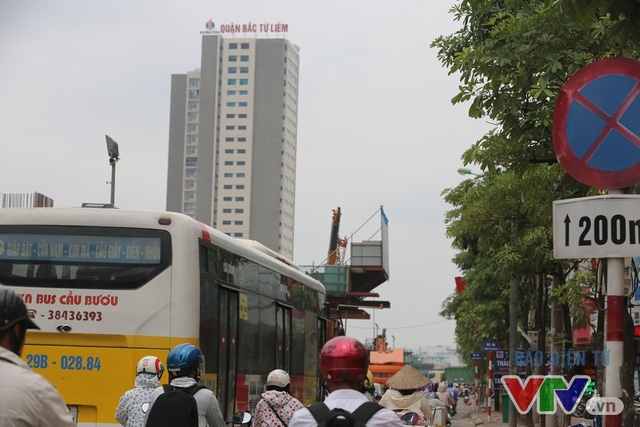 Tắc đường l&agrave; cảnh thường thấy dọc tuyến đường Cầu Giấy, Xu&acirc;n Thủy,.