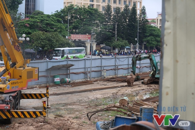 Do thi c&ocirc;ng l&acirc;u năm, d&ugrave; được v&acirc;y k&iacute;n bởi h&agrave;ng r&agrave;o t&ocirc;n nhưng bụi từ c&ocirc;ng trường vẫn bay ra ngo&agrave;i.